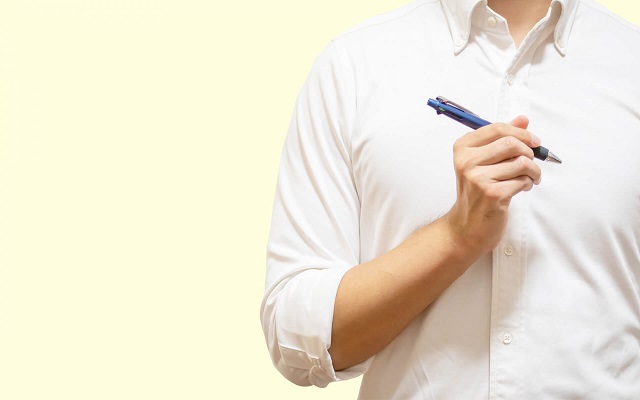 ペンを持つ人物