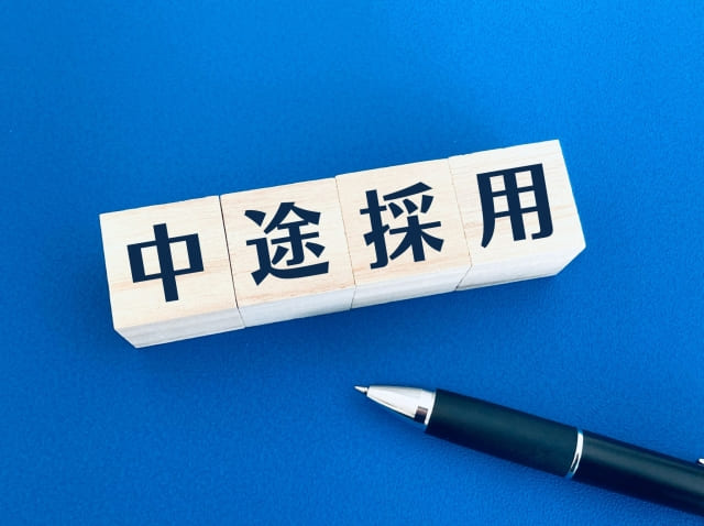 青い背景の中途採用のブロック