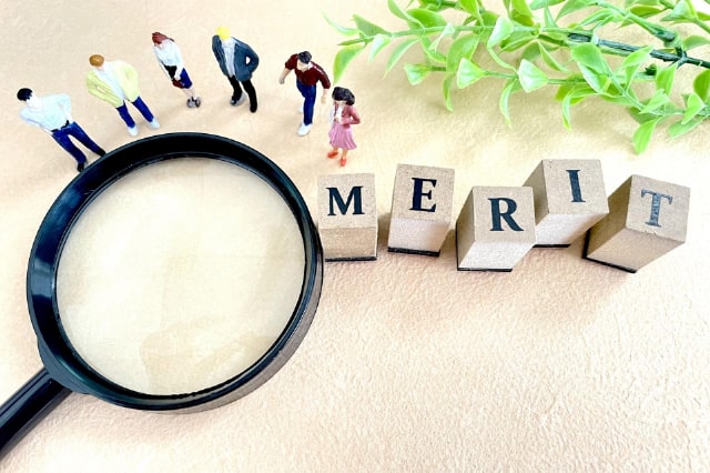 人型のミニチュアと虫眼鏡